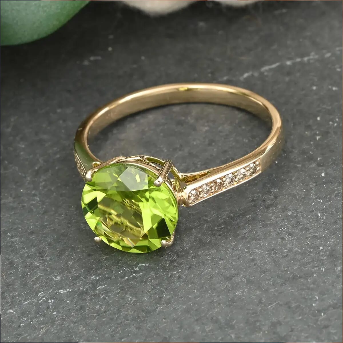 Certified and Appraised Luxoro AAA Peridot and I1 Diamond 4.20 ctw Ring in 10K Yellow Gold (Size 7.0) image number 1