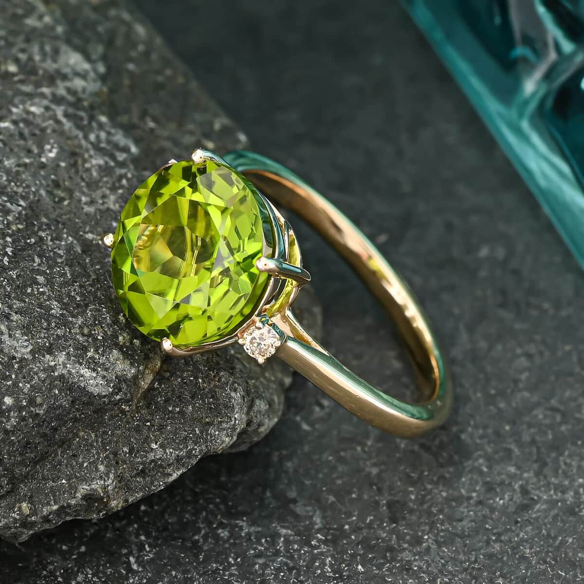 Certified and Appraised Luxoro AAA Peridot and G-H SI Diamond 4.10 ctw Ring in 10K Yellow Gold (Size 6.0) image number 1