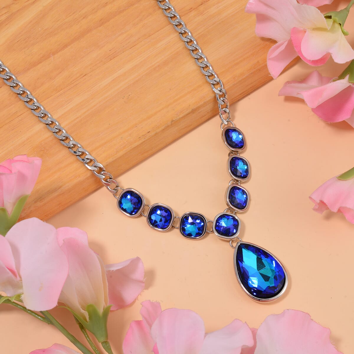 Simulated Blue Magic Quartz Necklace in Silvertone 20-22 Inches image number 1