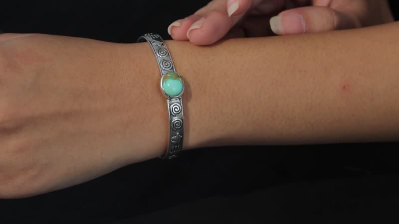 Artisan Crafted Royston Turquoise Cuff Bracelet in Sterling Silver (7.25 In) 4.25 ctw
