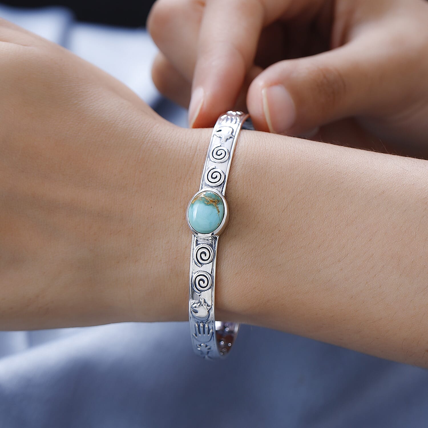 Artisan Crafted Royston Turquoise Cuff Bracelet in Sterling Silver (7.25 In) 4.25 ctw