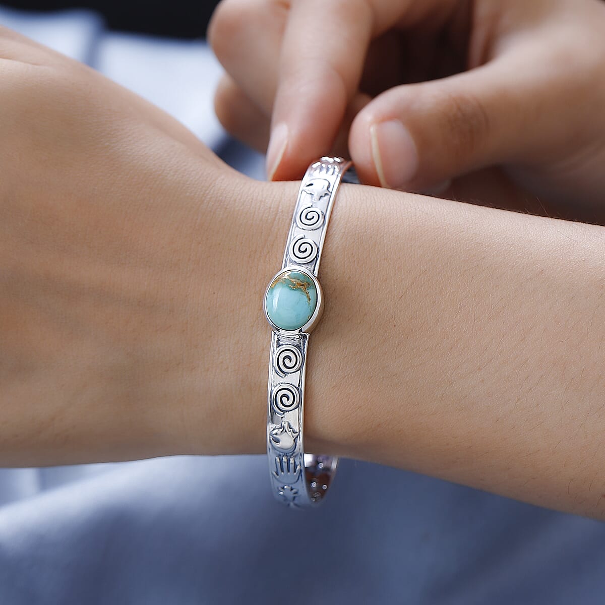 Artisan Crafted Royston Turquoise Cuff Bracelet in Sterling Silver (7.25 In) 4.25 ctw image number 2