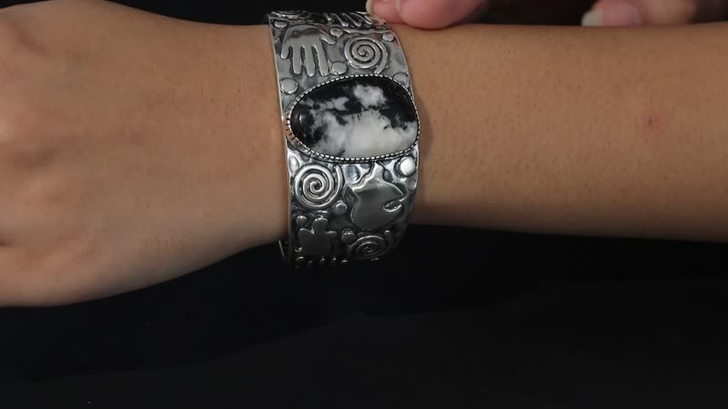 Artisan Crafted White Buffalo Cuff Bracelet in Sterling Silver (7.25 In) 43.25 ctw