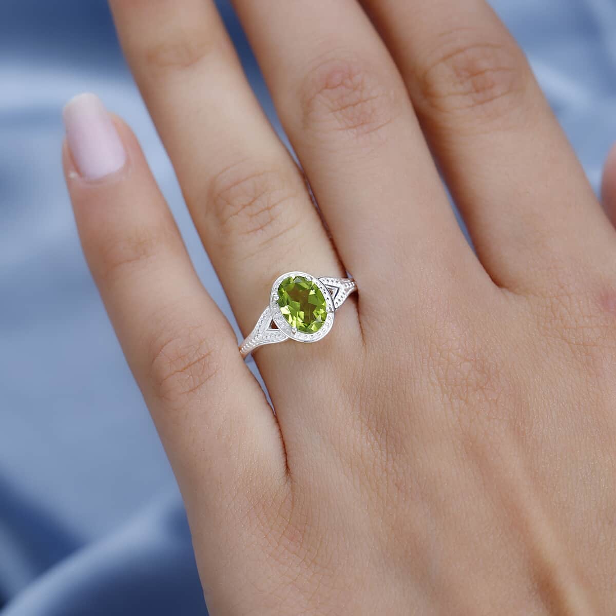 Peridot Solitaire Ring in Sterling Silver (Size 9.0) 1.25 ctw image number 2