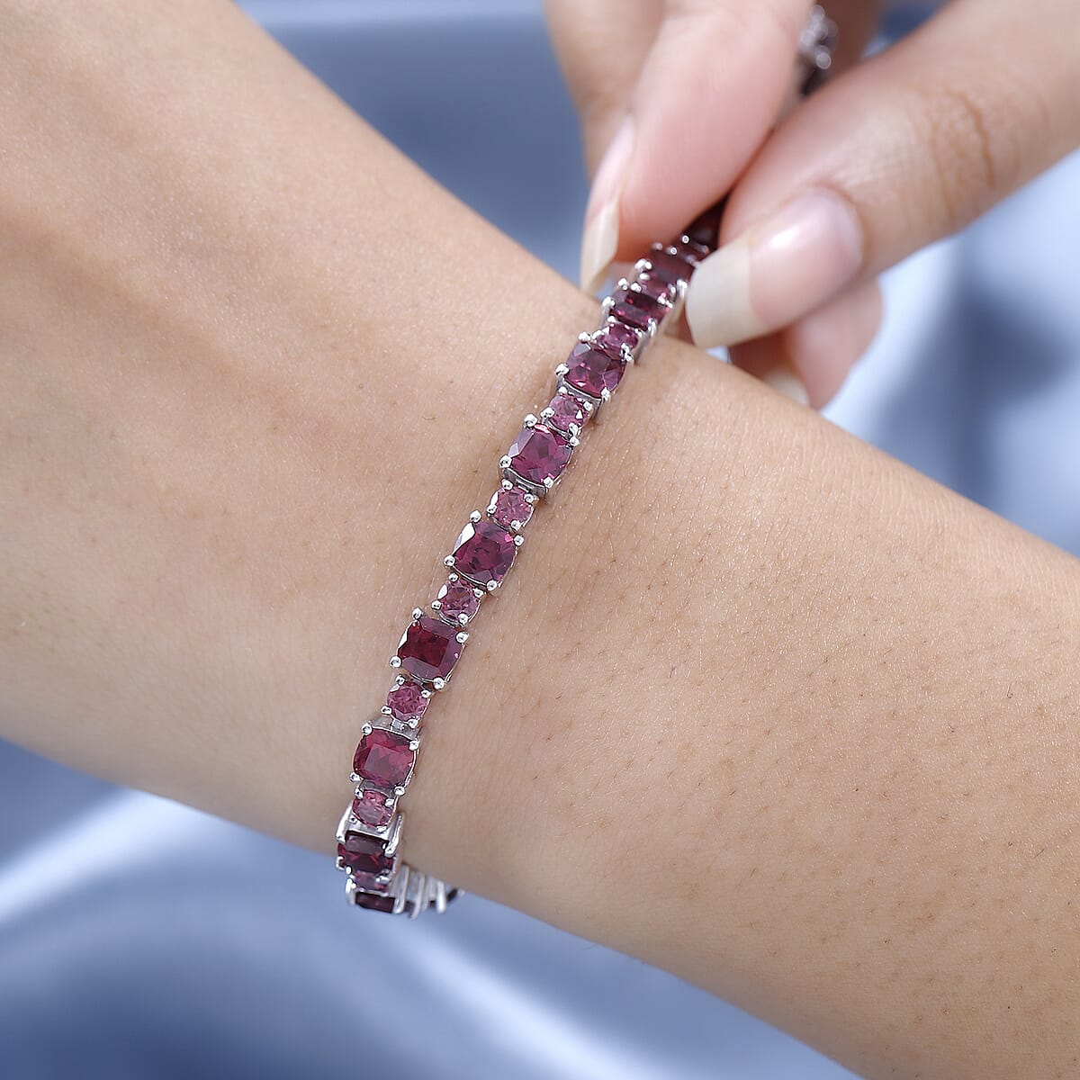 Tanzanian Rhodolite Garnet Bracelet in Platinum Over Sterling Silver (8.00 In) 18.30 ctw image number 2