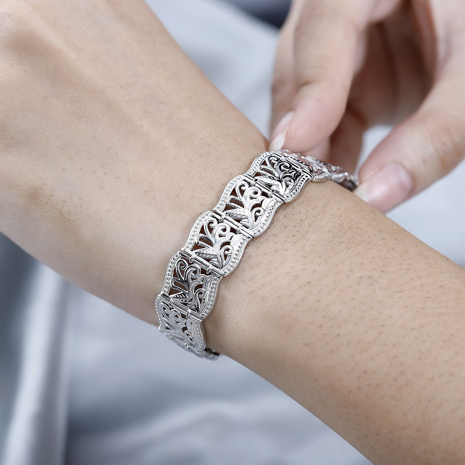 Karis Bracelet in Platinum Bond (6.50 In)