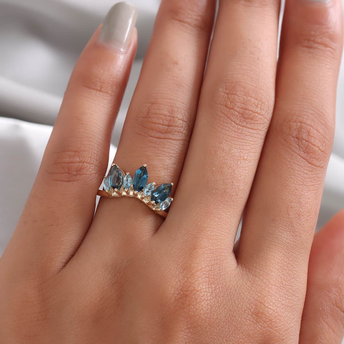 LUXORO 10K Yellow Gold London Blue Topaz and Blue Topaz Crown Chevron Ring (Size 7.0) 2.50 Grams 1.65 ctw image number 2