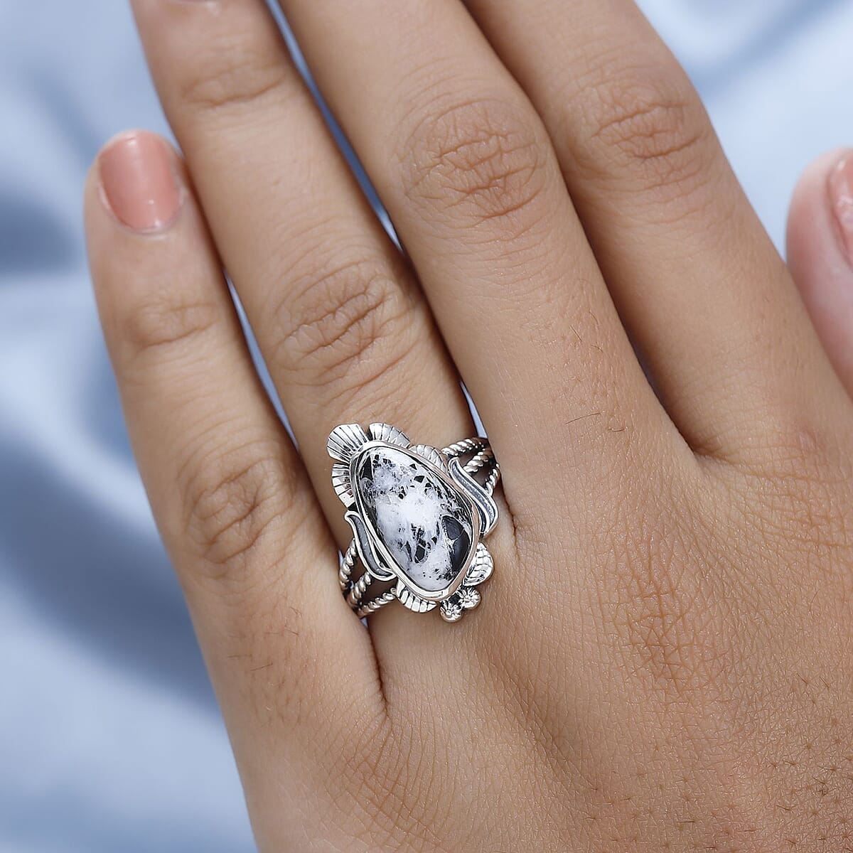 Artisan Crafted White Buffalo Solitaire Ring in Sterling Silver (Size 9.0) 5.50 ctw image number 2