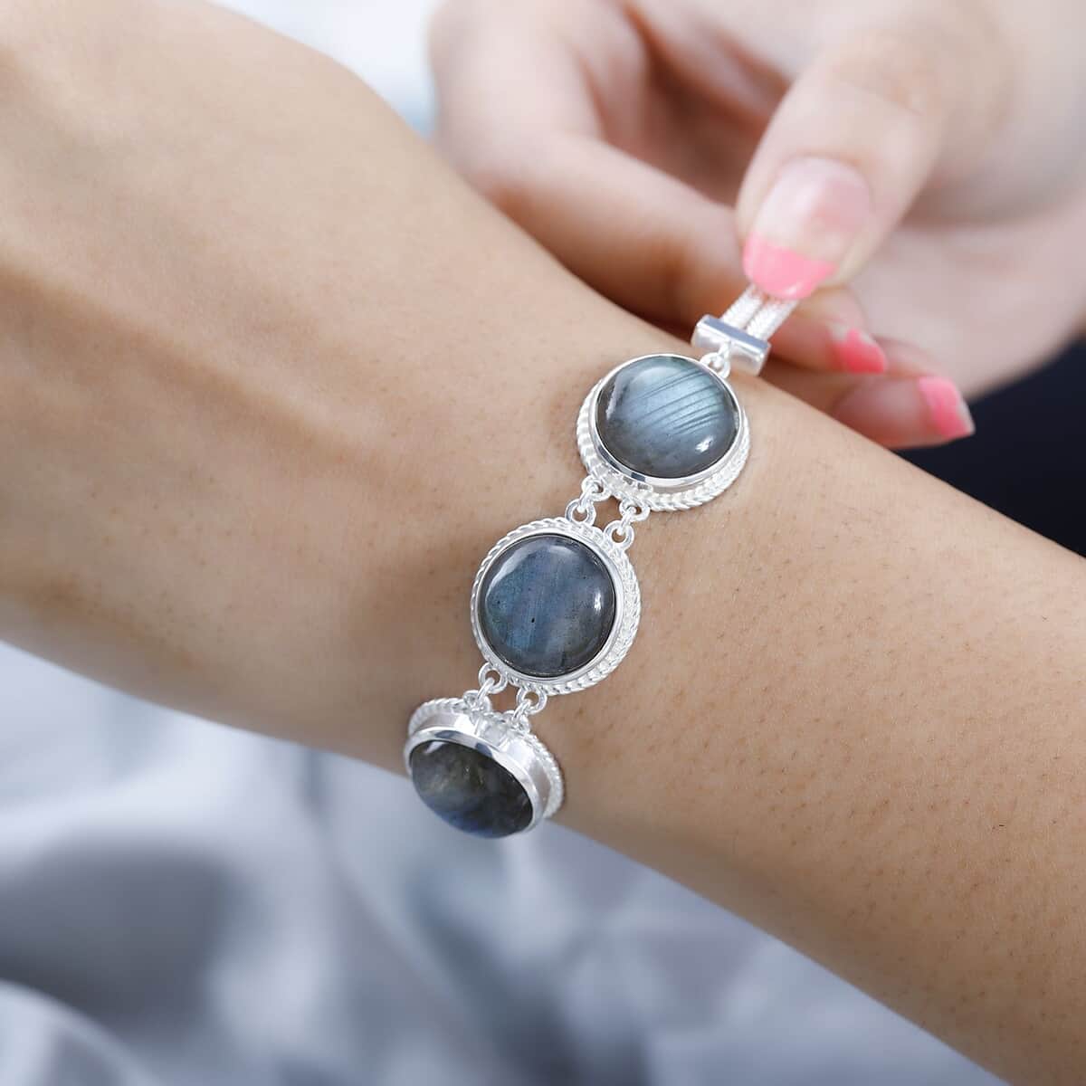 Doorbuster Artisan Crafted Malagasy Labradorite Bracelet in Sterling Silver (7.25-8.75In) 34.50 ctw image number 3