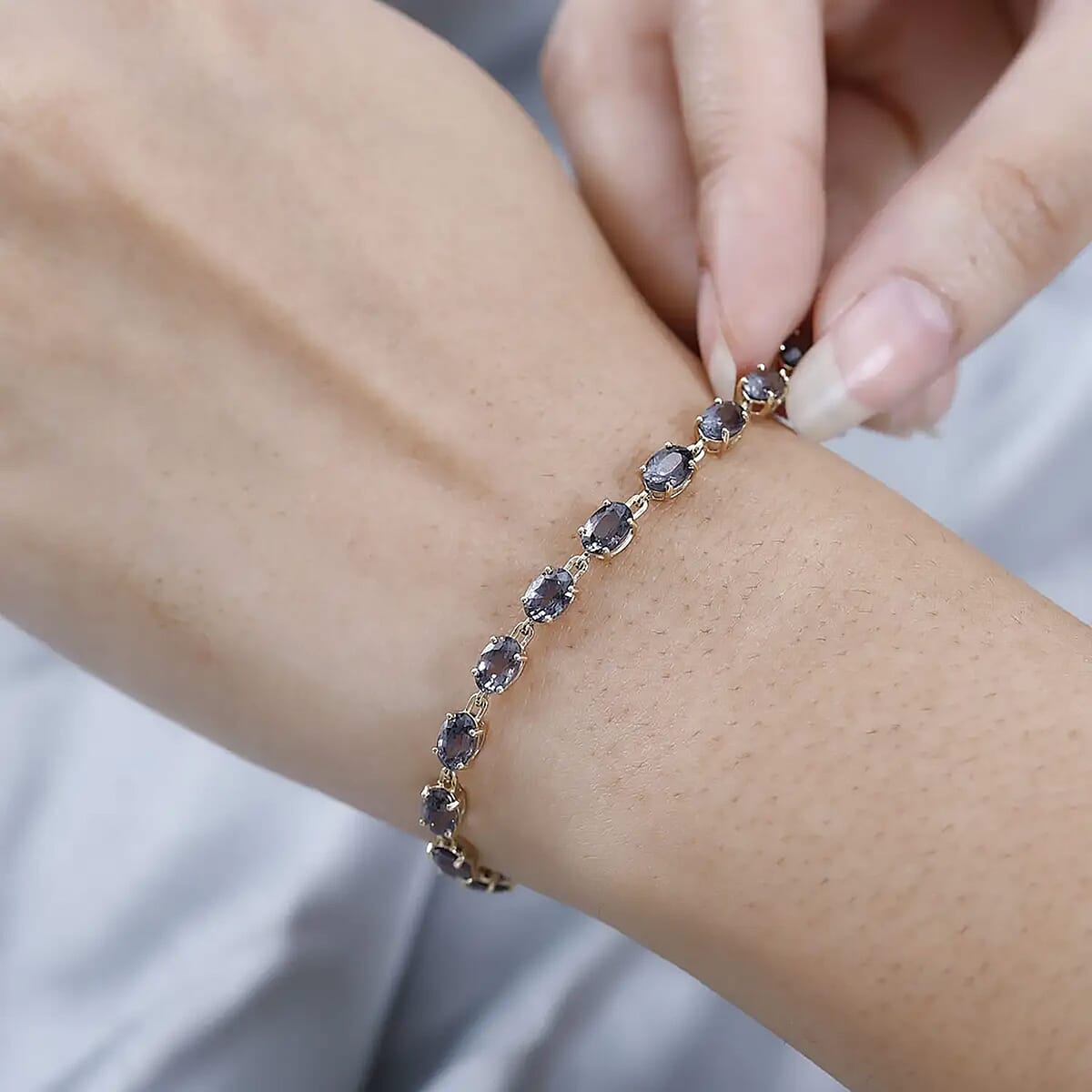 Luxoro AAA Collector Edition Platinum Spinel 12.75ctw Link Bracelet in 14K Yellow Gold (8.00 In) image number 7