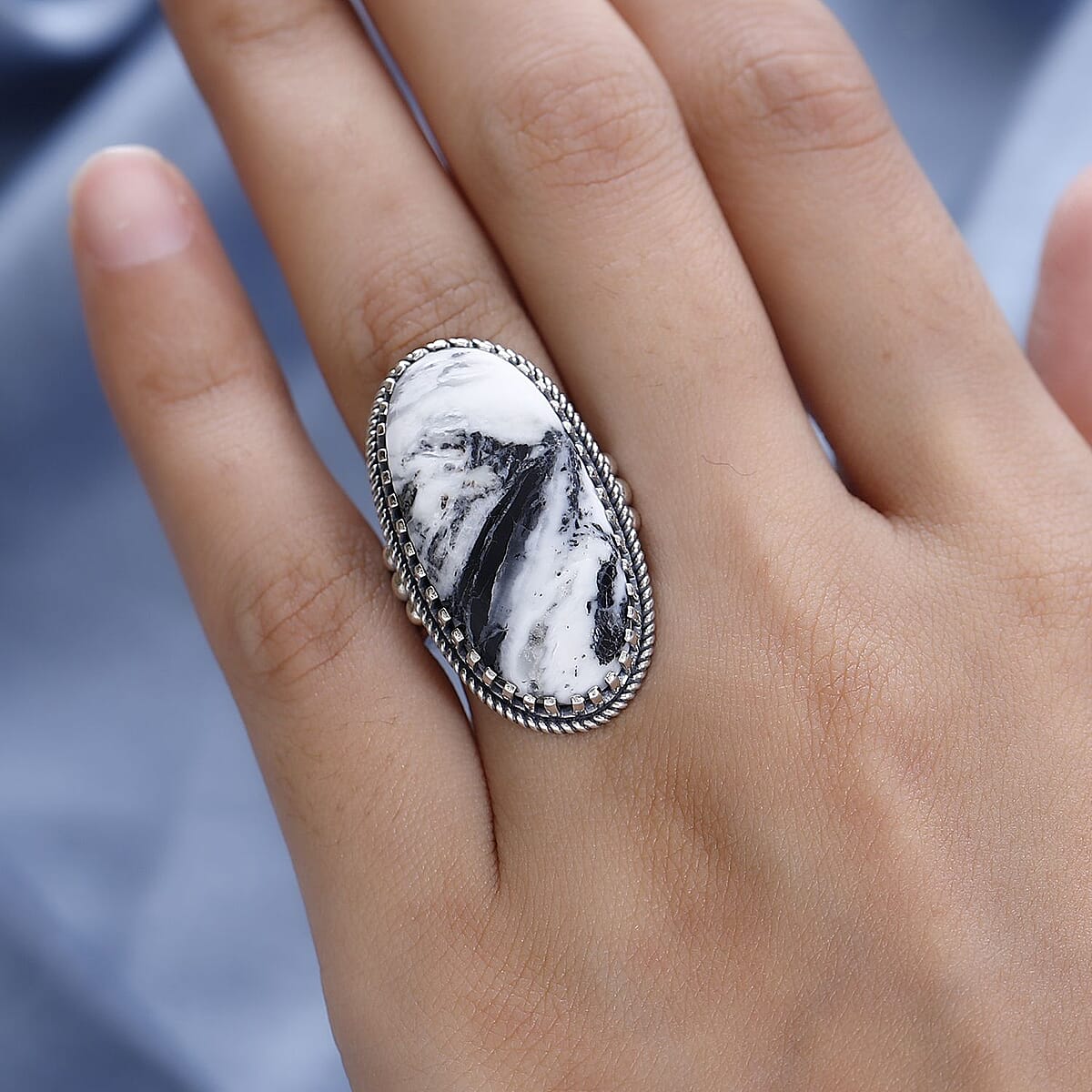 Artisan Crafted White Buffalo Solitaire Ring in Sterling Silver (Size 10.0) 26.60 ctw image number 2