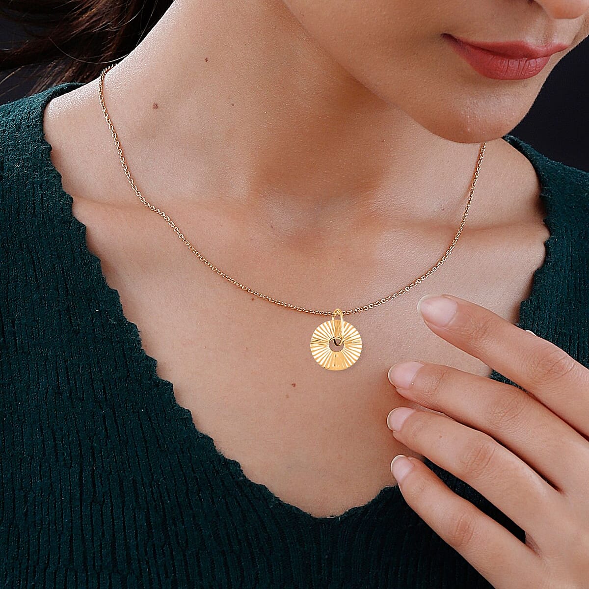 Italian 10K Yellow Gold Diamond-Cut Disc Necklace 18-20 Inches 2.60 Grams image number 2