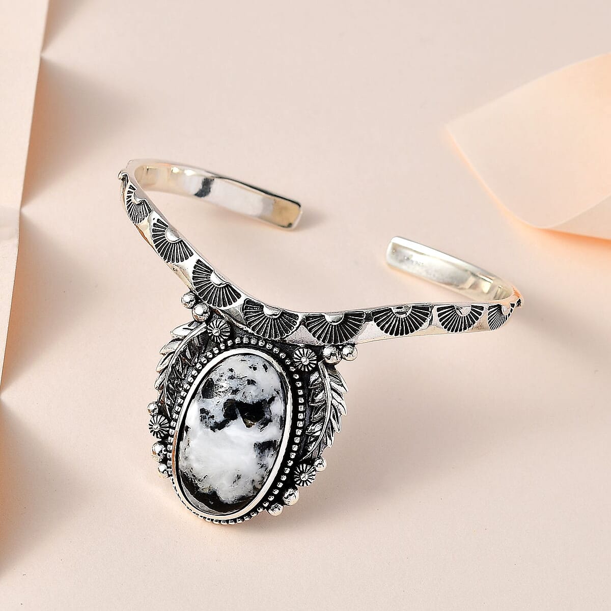 Artisan Crafted White Buffalo Cuff Bracelet in Sterling Silver (7.25 In) 21.10 ctw image number 1