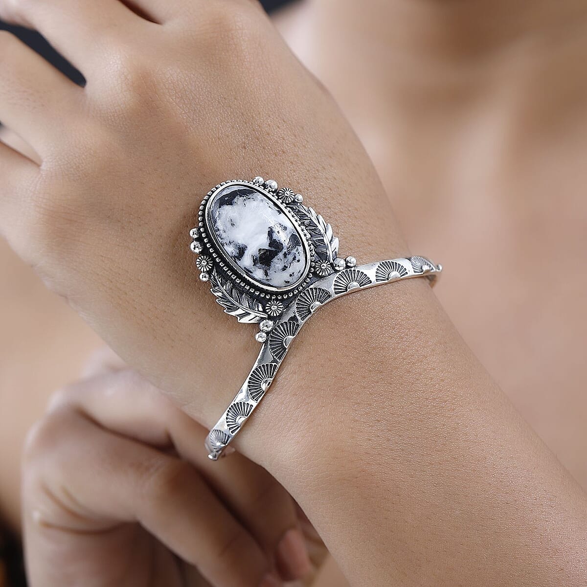 Artisan Crafted White Buffalo Cuff Bracelet in Sterling Silver (7.25 In) 21.10 ctw image number 2