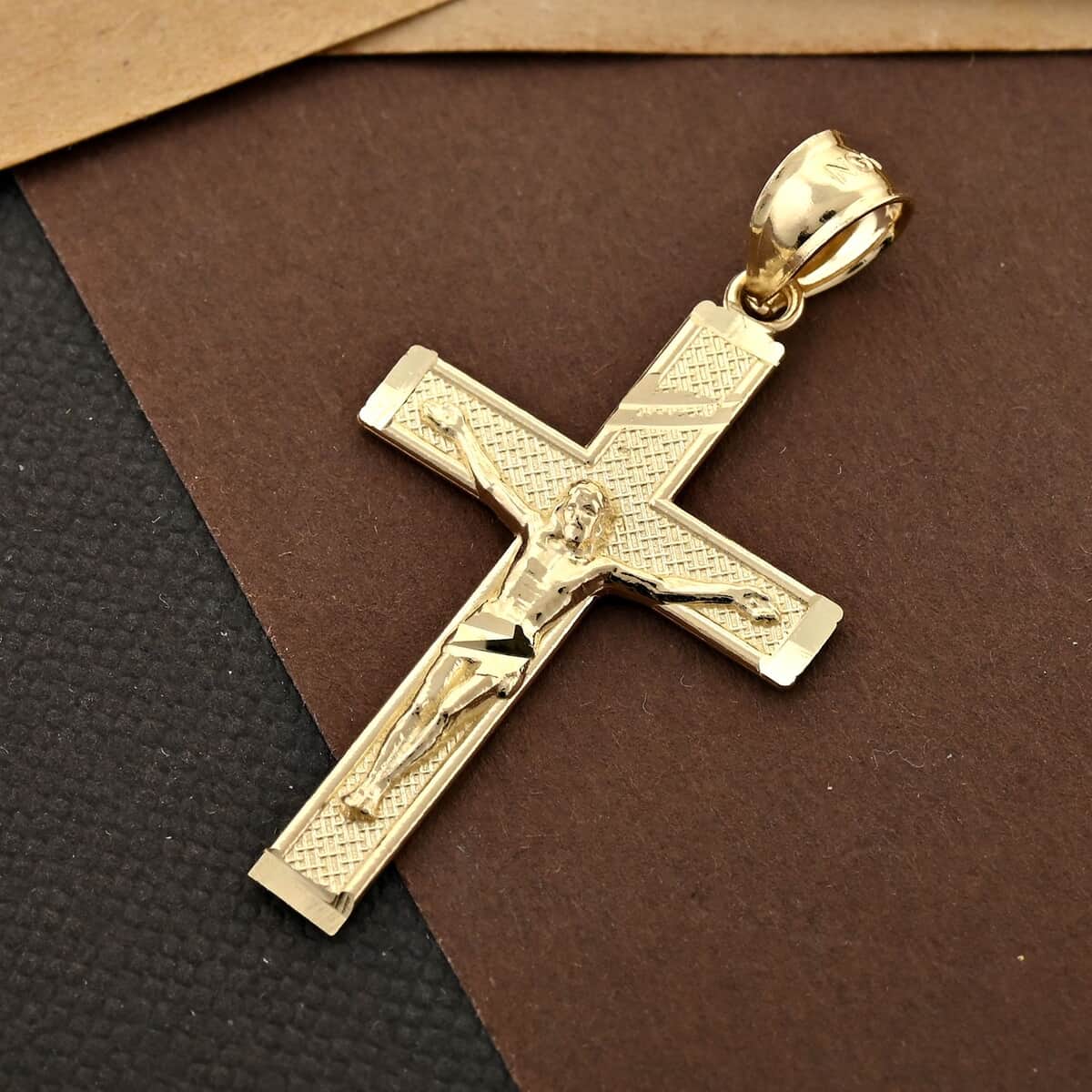 Made In America 10K Yellow Gold Crucifix Pendant 1.60 Grams image number 1