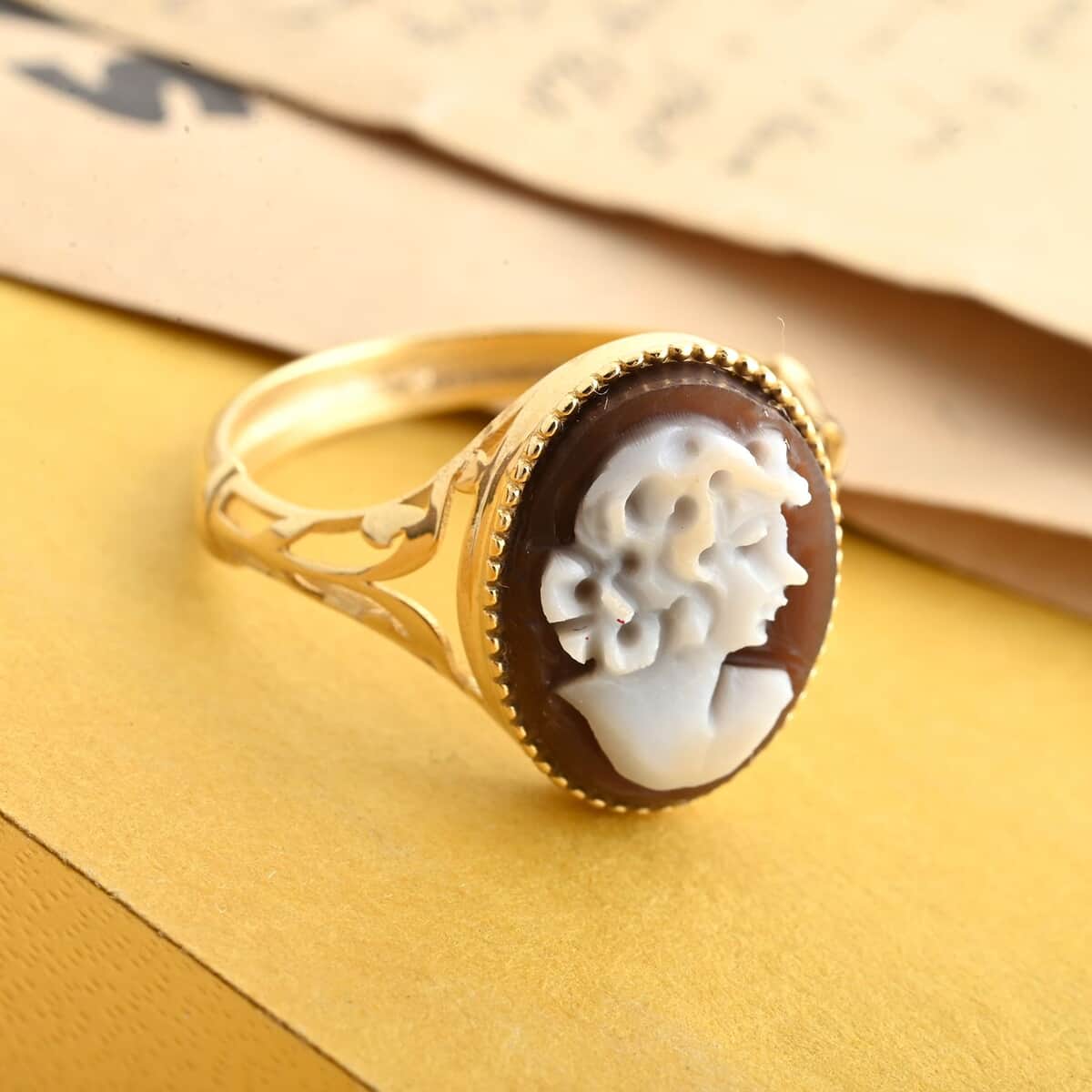 Italian 10K Yellow Gold Shell Cameo Lady Ring (Size 6.0) 2.50 Grams image number 1