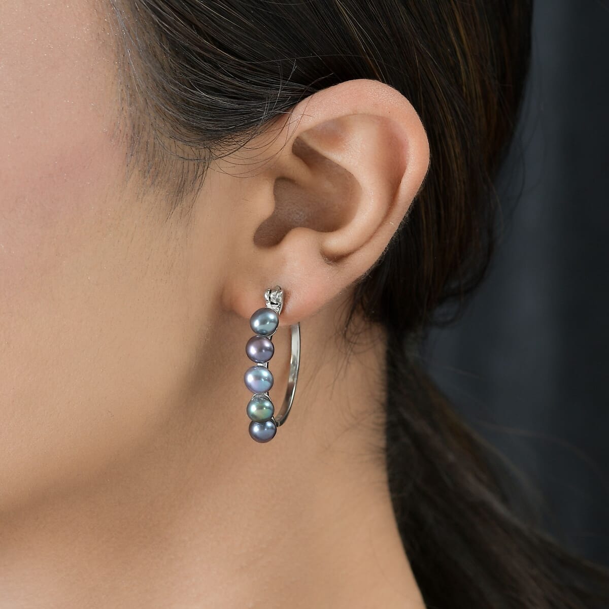Peacock Freshwater Pearl Hoop Earrings in Stainless Steel image number 2