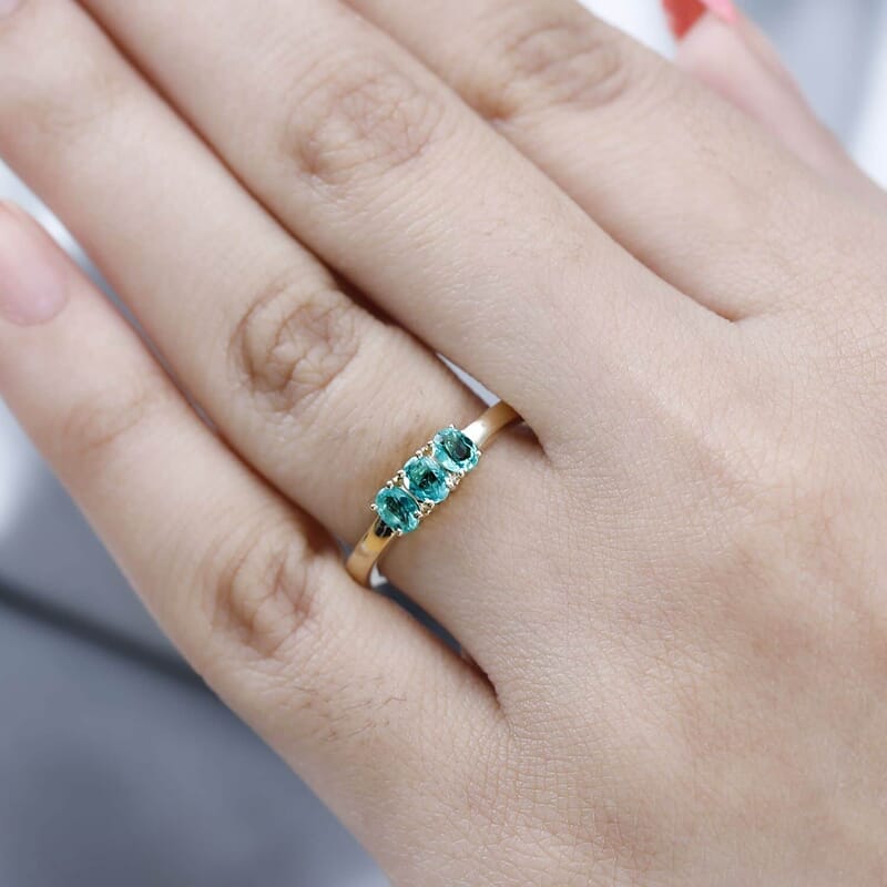 Luxoro 14K Yellow Gold AAA Boyaca Colombian Emerald 0.65 ctw 3 Stone Ring (Size 6.0)