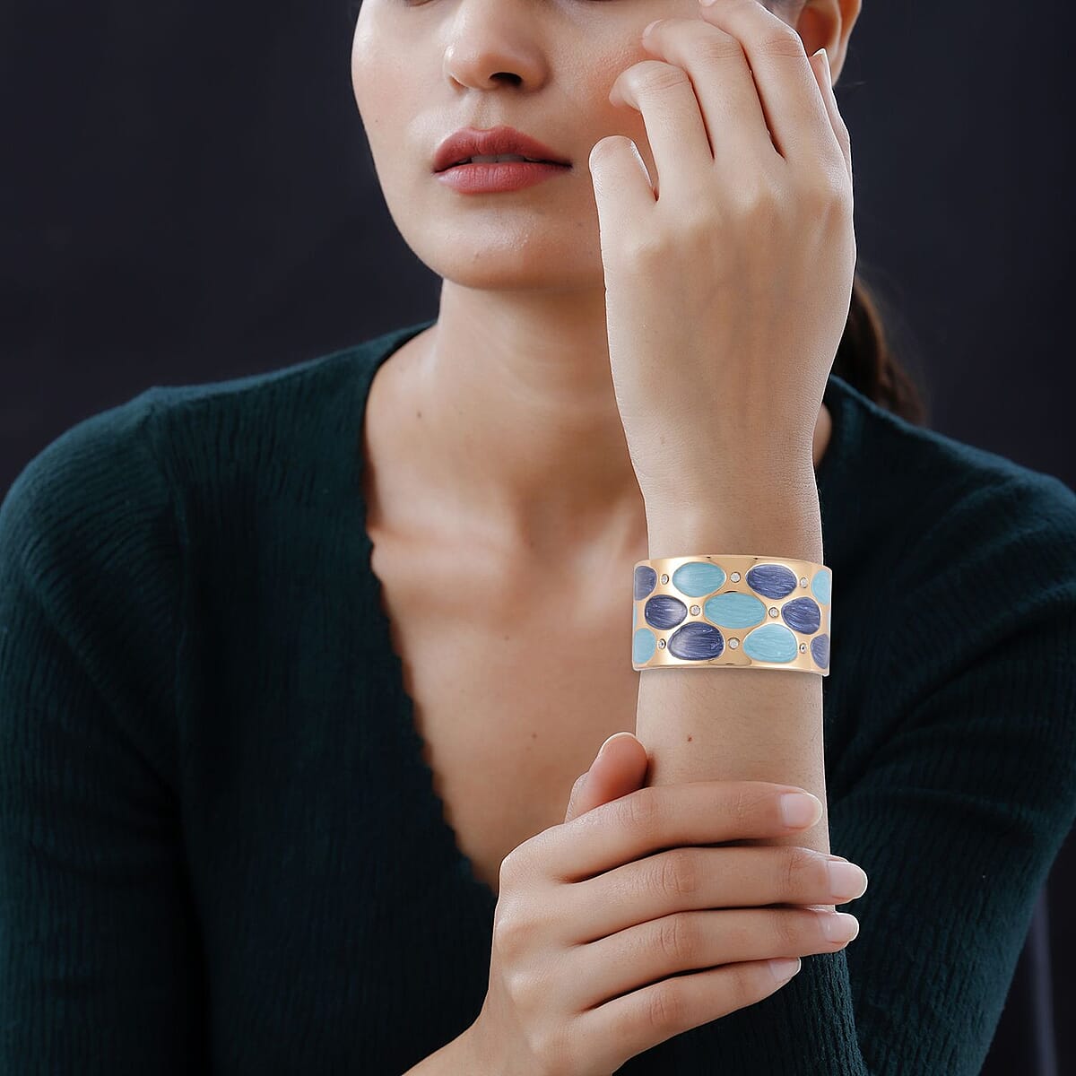 White Austrian Crystal and Blue Enameled Bangle Bracelet in Goldtone (7.00 In) image number 2