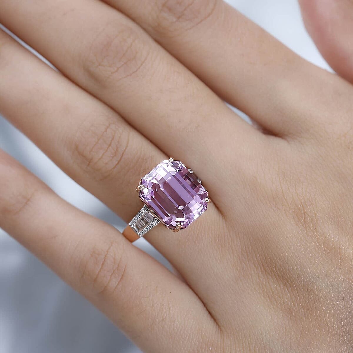 Certified and Appraised Iliana 18K Rose Gold AAA Patroke Kunzite and G-H SI Diamond Ring (Size 9.0) 5.60 Grams 12.75 ctw image number 2