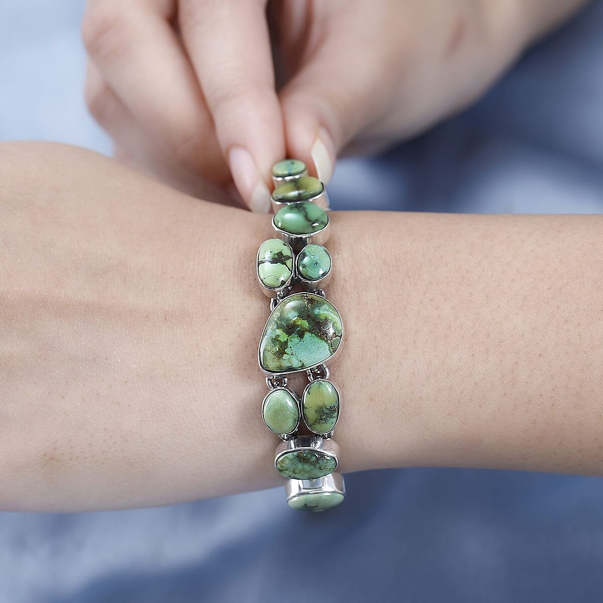 Artisan Crafted Sonoran Gold Turquoise Bracelet in Black Oxidized Sterling Silver (6.50-8.50In) 26.10 ctw image number 2