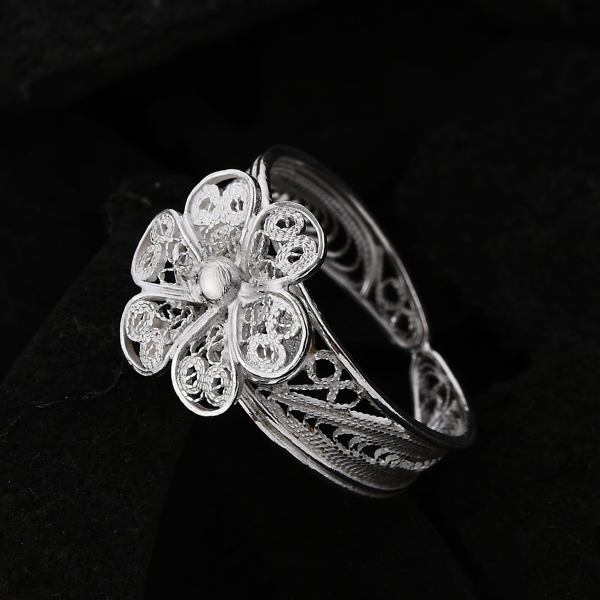 Artistry Tarakashi Collection Sterling Silver Plumeria Floral Ring (Size 11.0) (2.65 g)