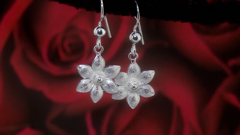 Artistry Tarakashi Collection Sterling Silver Flower Earrings 3 Grams