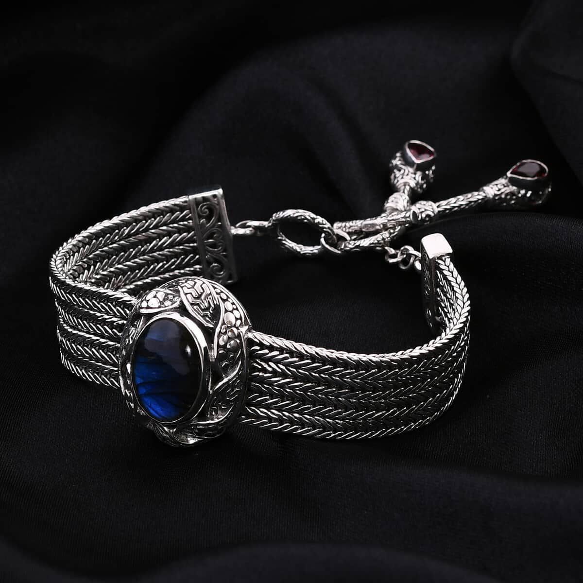 Bali Legacy Malagasy Labradorite and Mozambique Garnet Toggle Clasp Bracelet in Sterling Silver (7.25-8.0In) 14.20 ctw image number 1