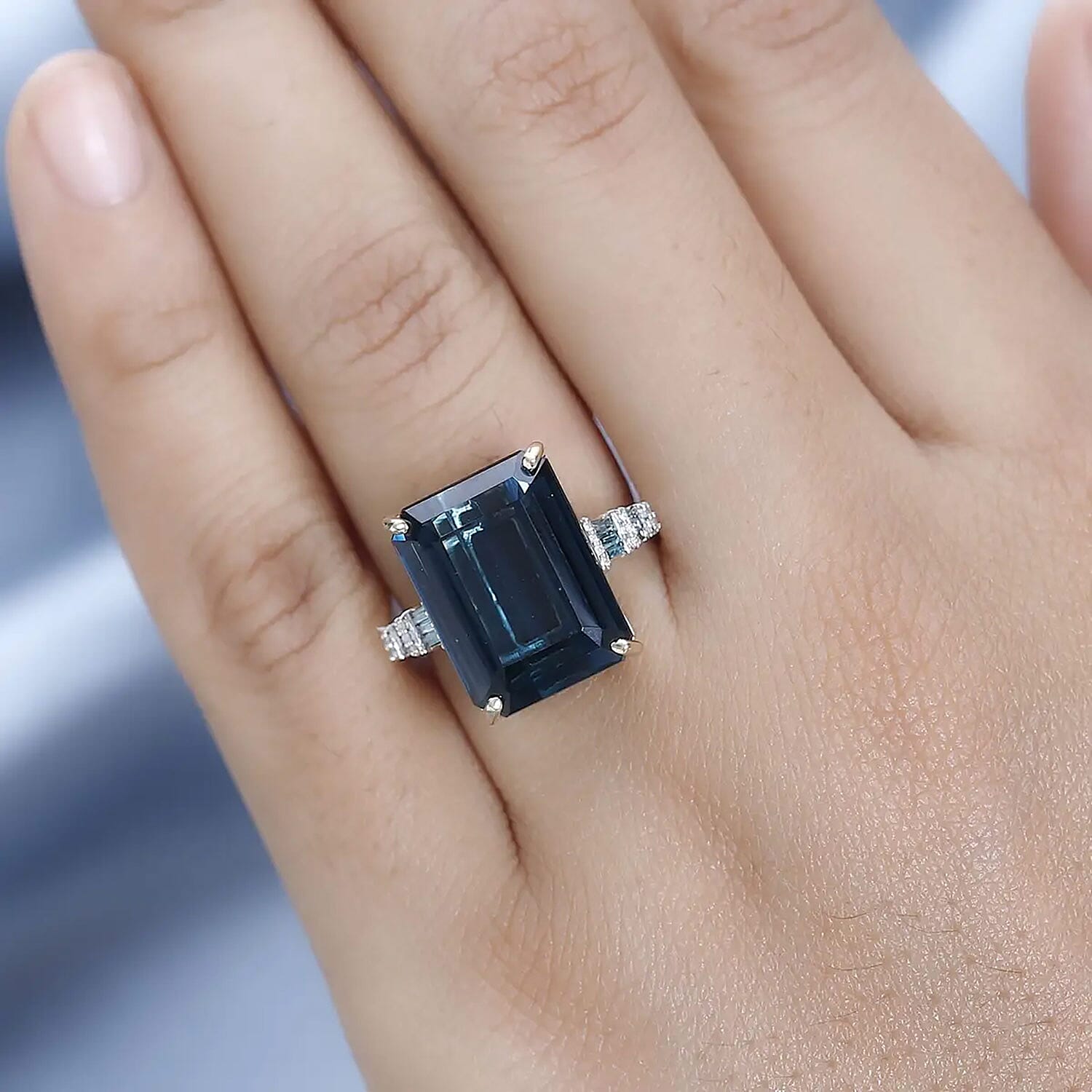 Luxoro Premium London Blue Topaz, Blue and White Diamond 16.20 ctw Ring in 10K Yellow Gold (Size 10.0) 4.30 Grams