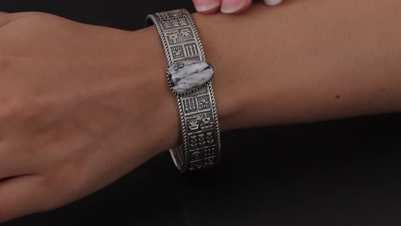 Artisan Crafted White Buffalo Cuff Bracelet in Sterling Silver (7.25 In) 16.00 ctw