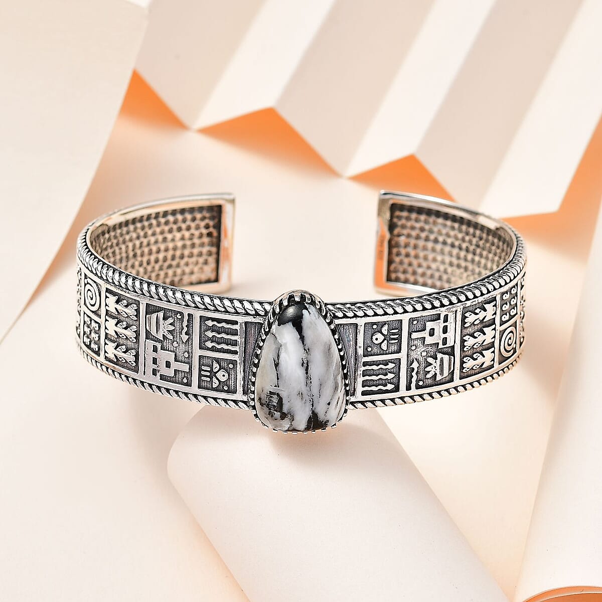 Artisan Crafted White Buffalo Cuff Bracelet in Sterling Silver (7.25 In) 16.00 ctw image number 1