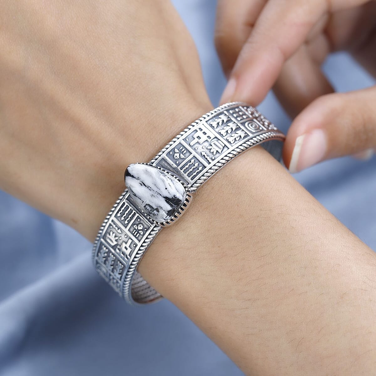 Artisan Crafted White Buffalo Cuff Bracelet in Sterling Silver (7.25 In) 16.00 ctw image number 2