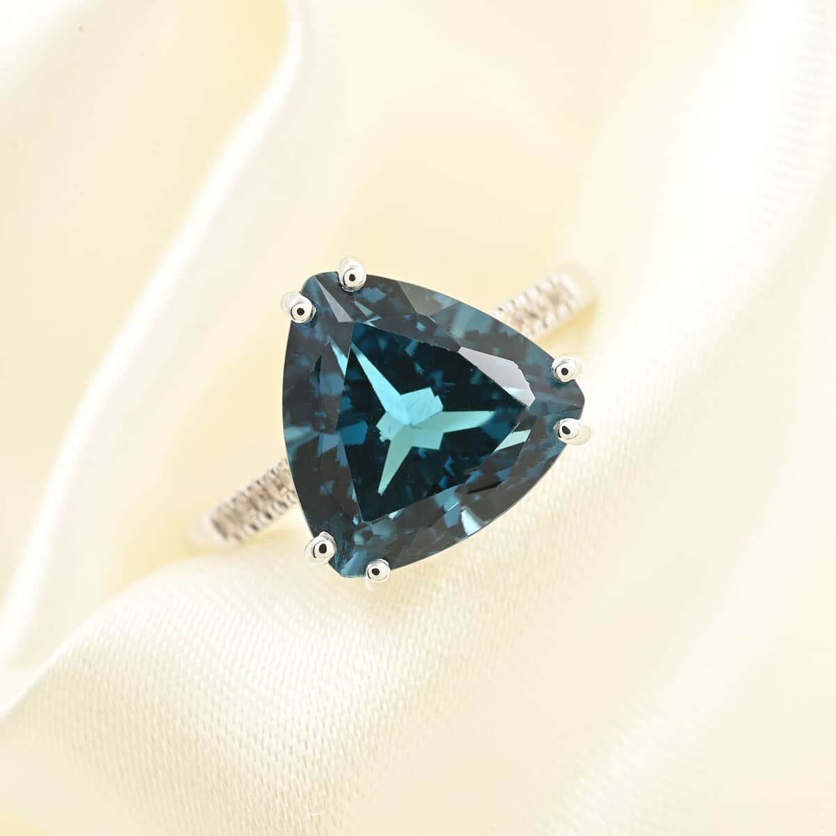 Certified and Appraised Luxoro 10K White Gold AAA London Blue Topaz and I2 Diamond Ring (Size 6.0) 6.00 ctw image number 1