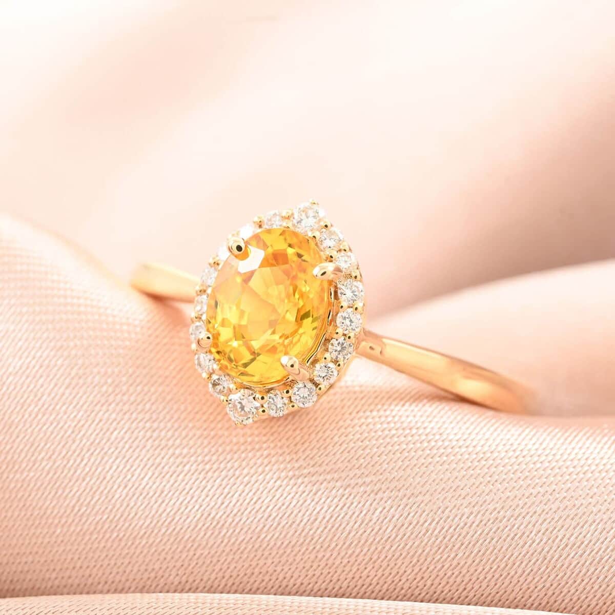 Certified & Appraised Iliana AAA Madagascar Yellow Sapphire and G-H SI Diamond 1.05 ctw Halo Ring in 18K Yellow Gold (Size 10.0) image number 1