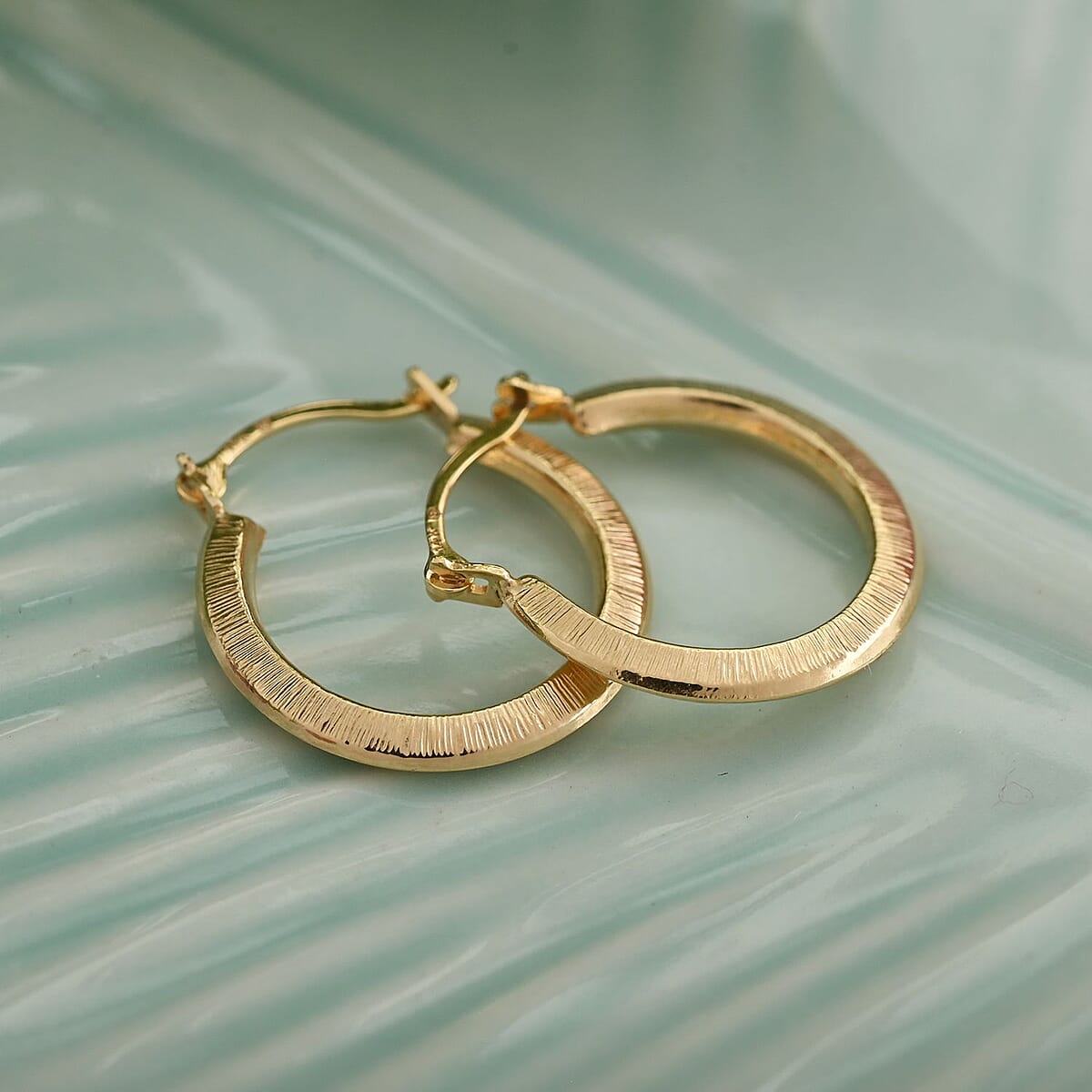 14K Yellow Gold Hoop Earrings 0.35 Grams image number 1