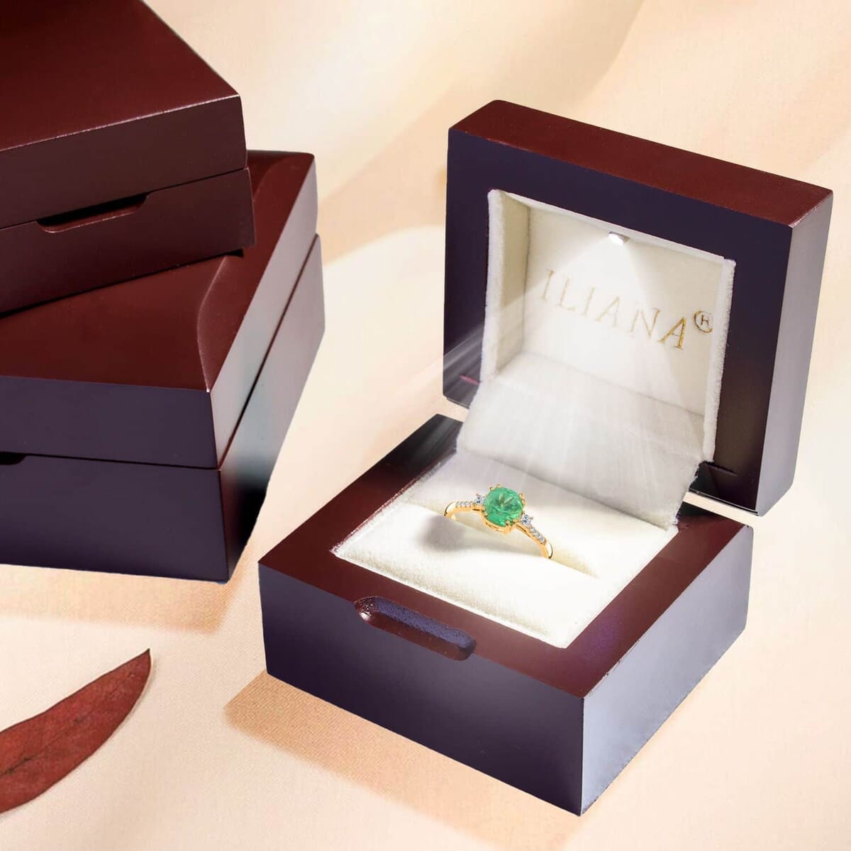 Certified and Appraised Iliana 18K Yellow Gold AAA Boyaca Colombian Emerald, Diamond (SI) (0.19 cts) Ring (Size 5.5) 1.80 ctw image number 1