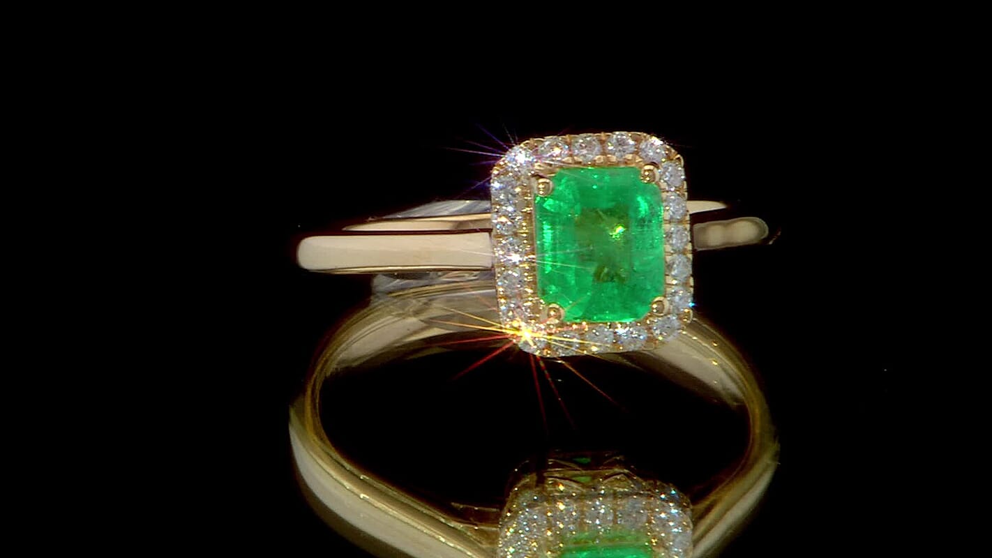 Certified and Appraised Iliana 18K Yellow Gold AAA Boyaca Colombian Emerald and SI Diamond Ring (Size 10.0) 1.00 ctw