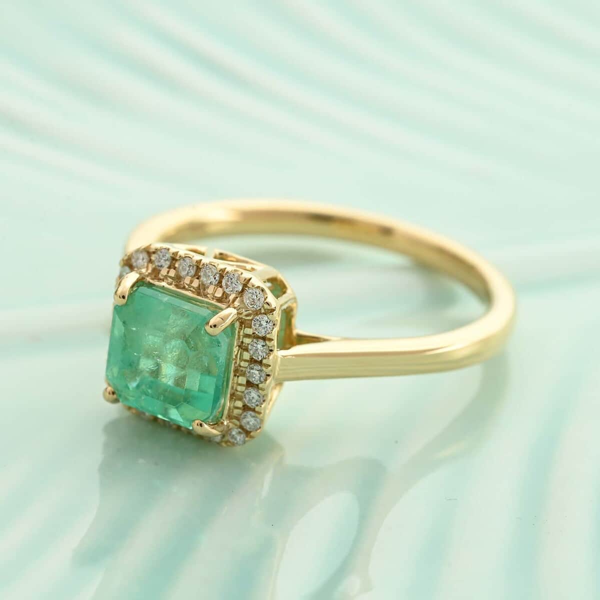 Certified and Appraised Iliana 18K Yellow Gold AAA Boyaca Colombian Emerald and SI Diamond Ring (Size 7.0) 4.40 Grams 1.85 ctw image number 1