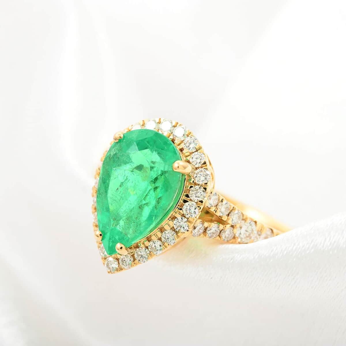 Certified and Appraised Iliana 18K Yellow Gold AAA Boyaca Colombian Emerald and G-H SI Diamond Halo Ring (Size 10.0) 2.00 ctw image number 1