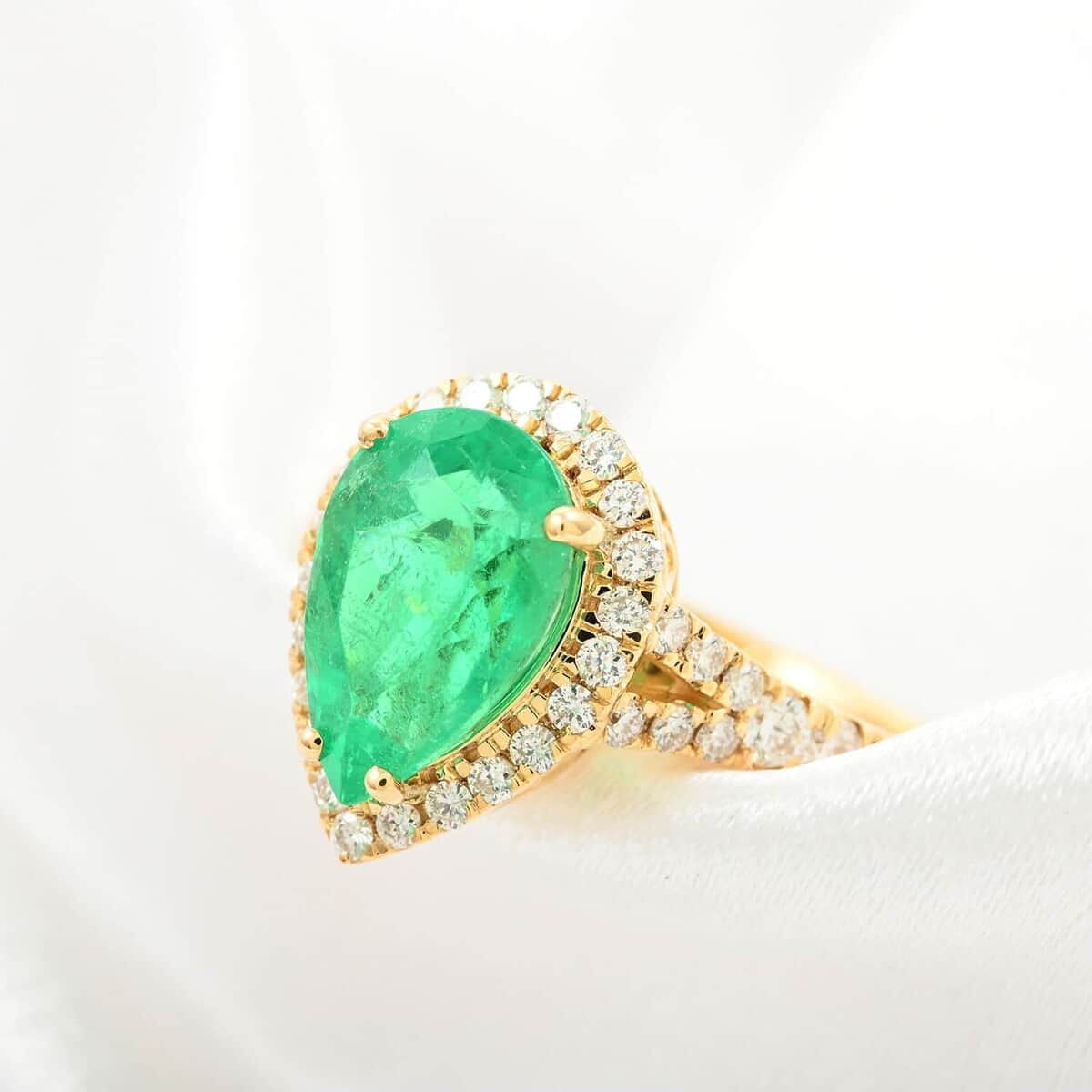 Certified and Appraised Iliana 18K Yellow Gold AAA Boyaca Colombian Emerald and G-H SI Diamond Halo Ring (Size 6.0) 2.00 ctw image number 1