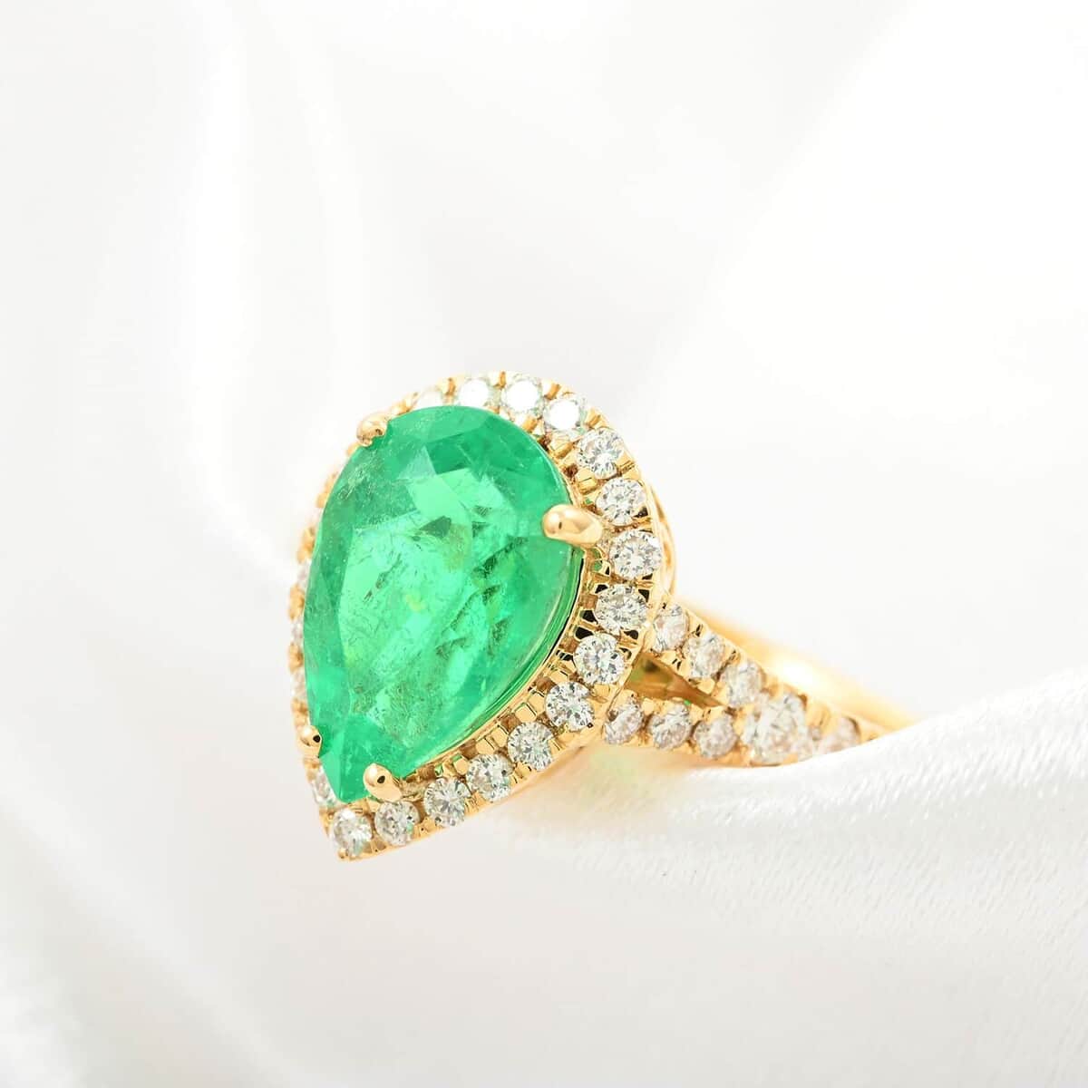 Certified and Appraised Iliana 18K Yellow Gold AAA Boyaca Colombian Emerald and G-H SI Diamond Halo Ring (Size 8.0) 2.00 ctw image number 1