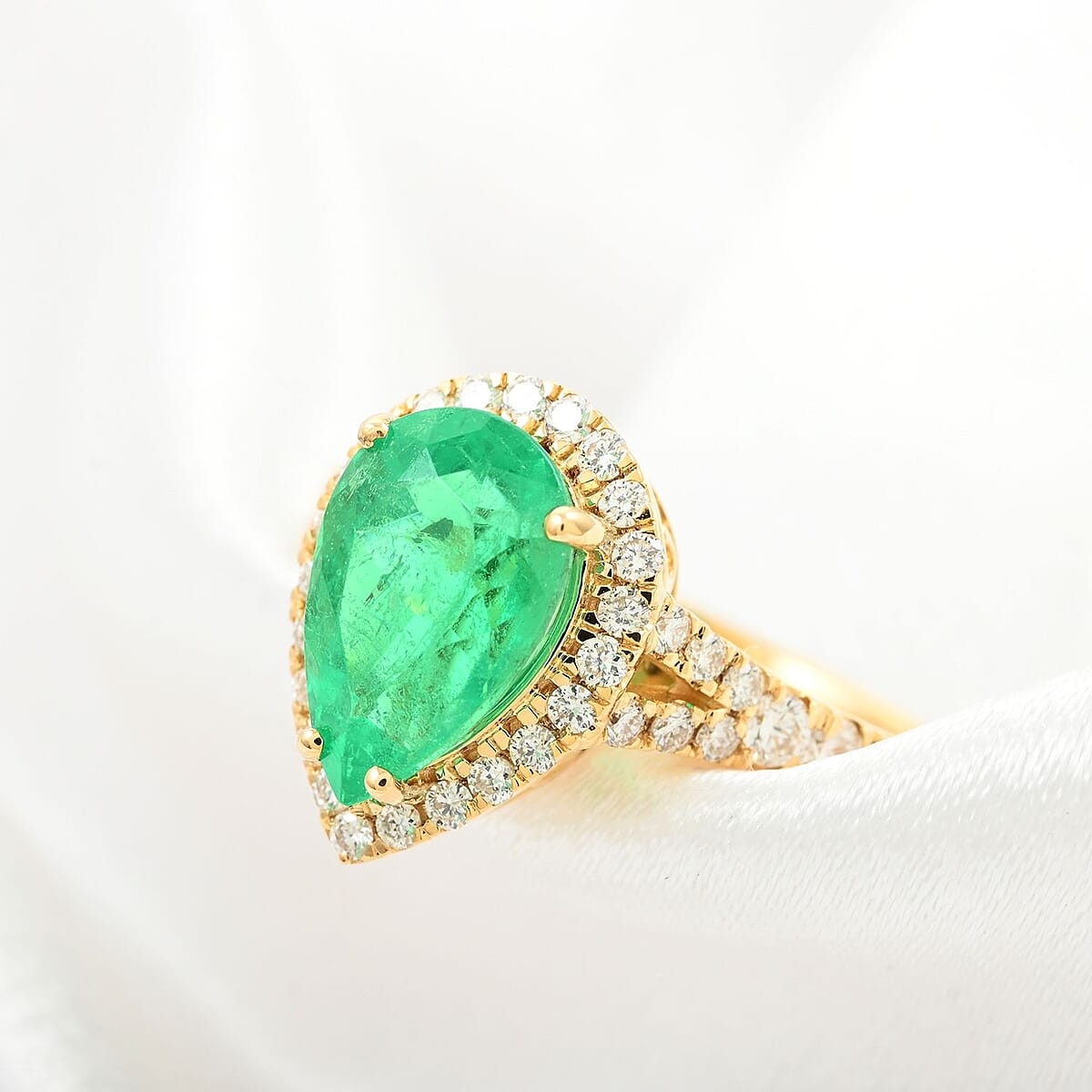 Iliana 18K Yellow Gold AAA Boyaca Colombian Emerald, Diamond (G-H, SI) Halo Ring (Size 9.5) 2.00 ctw image number 1