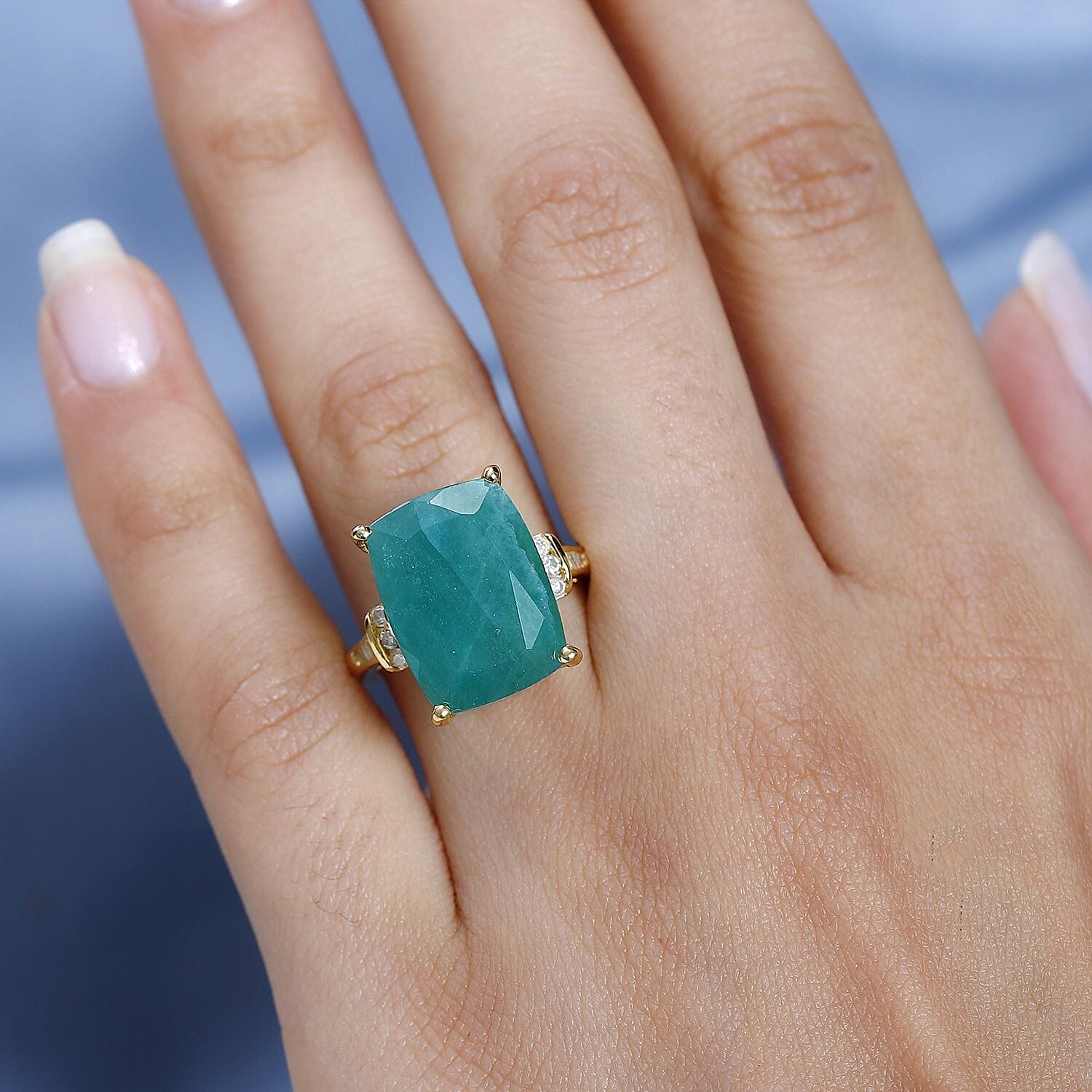 Cushion / 7 - Product card gallery slide 3 (10145154597147)