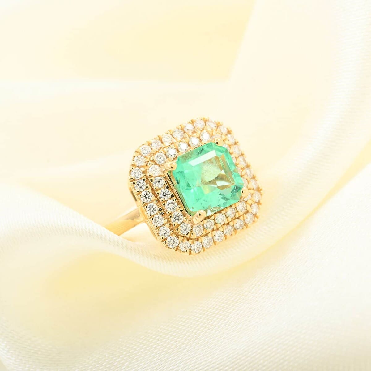 Iliana 18K Yellow Gold AAA Boyaca Colombian Emerald and G-H SI Diamond Ring (Size 6.5) 4.35 Grams 1.00 ctw image number 1