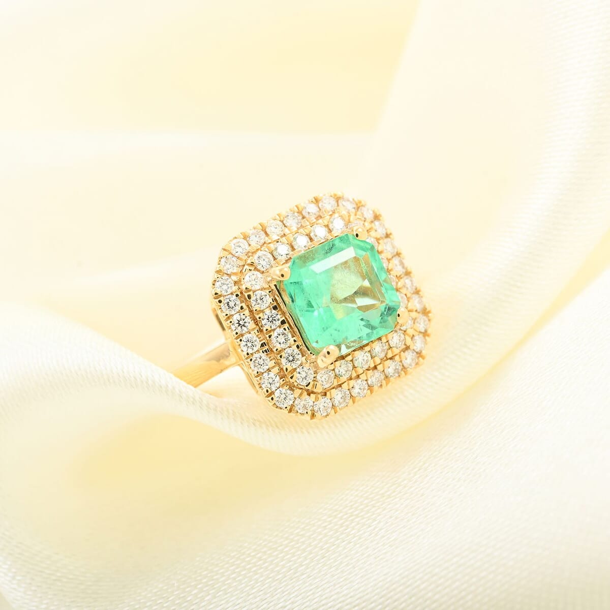 Certified and Appraised Iliana 18K Yellow Gold AAA Boyaca Colombian Emerald and G-H SI Diamond Ring (Size 9.0) 4.35 Grams 1.00 ctw image number 1