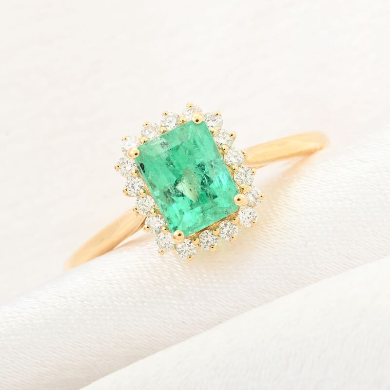 Certified & Appraised Iliana AAA Boyaca Colombian Emerald and G-H SI Diamond 1.55 ctw Ring in 18K Yellow Gold (Size 10.0)