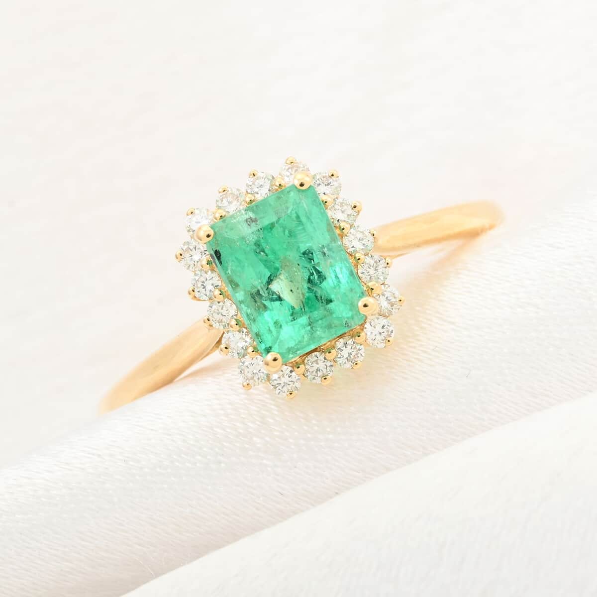 Certified & Appraised Iliana 18K Yellow Gold AAA Boyaca Colombian Emerald and G-H SI Diamond Ring (Size 7.0) 1.55 ctw image number 1
