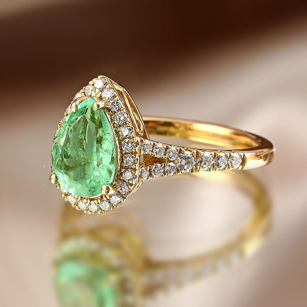 Certified and Appraised Iliana 18K Yellow Gold AAA Boyaca Colombian Emerald and G-H SI Diamond Ring (Size 8.0) 4.15 Grams 2.00 ctw image number 1