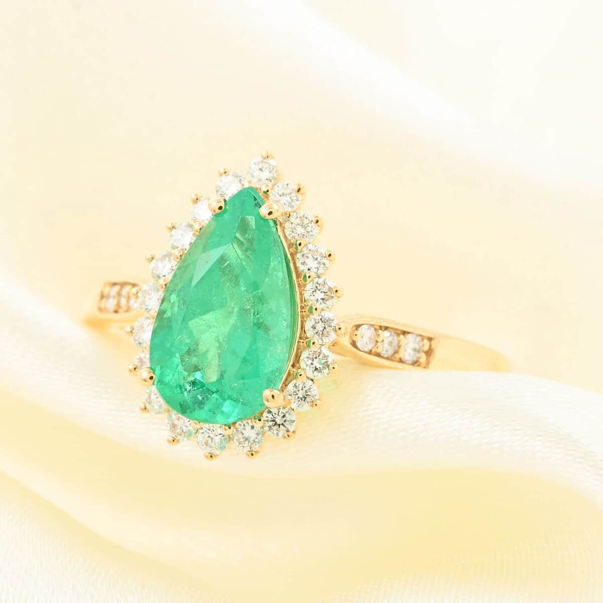 Certified and Appraised Iliana 18K Yellow Gold AAA Boyaca Colombian Emerald, Diamond (G-H, SI) (0.38 cts) Ring (Size 10.0) (4.85 g) 2.40 ctw image number 1