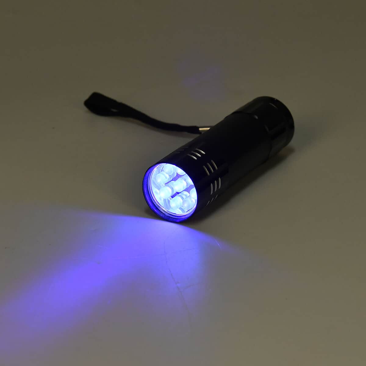 Black 9 LED UV Flash Light (3xAAA Battery Not Included) image number 1